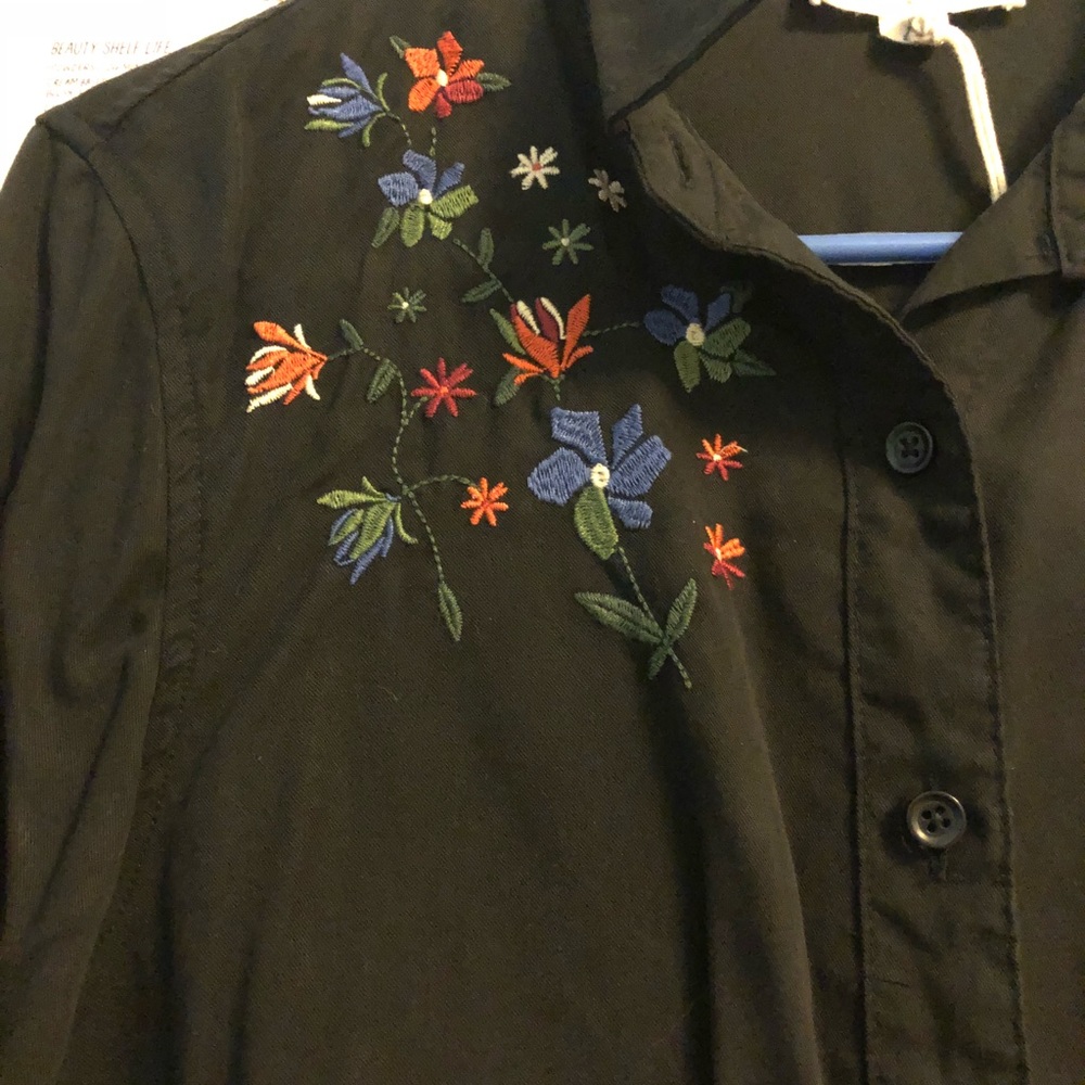 Beachlunchlounge embroidered black long sleeve top